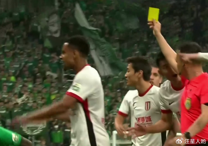 2-1！北京国安轰然倒下，韦世豪逃脱红牌+补时绝杀，成都蓉城登顶|张玉宁|比赛|裁判|比分_新浪体育_新浪新闻